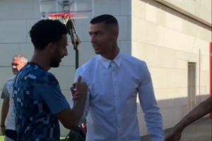 白衬衫+牛仔裤利雅得胜利晒C罗归队视频：与队友们一一击掌