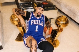 太会玩！波普妻子身穿76人1号球衣COS丈夫 与两座总冠军奖杯合影